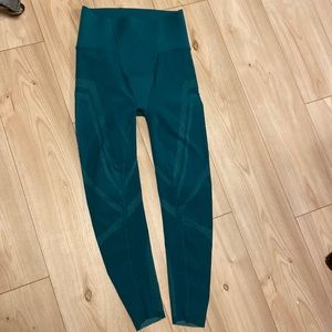 NWOT Highwaisted mesh design leggings.